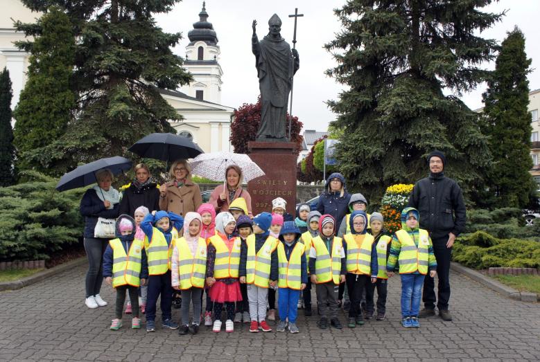 Przedszkolaki przy pomniku św. Wojciecha