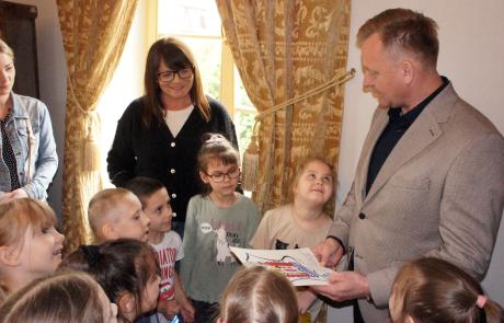 Burmistrz Piotr Jankowski z grupą dzieci i opiekunkami