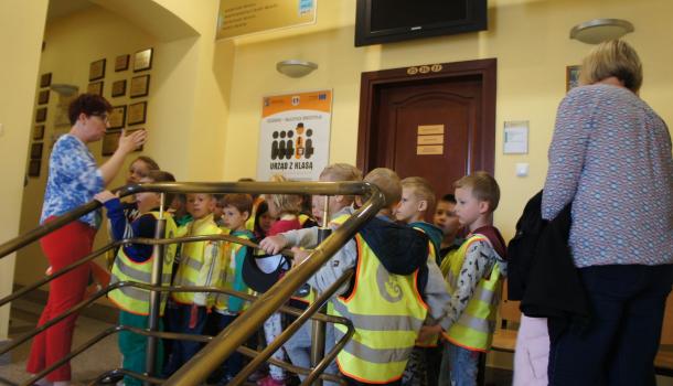 Dzieci oprowadza po ratuszu Magdalena Grzywacz