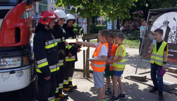 Dzieci wręczyły strażakom laurki