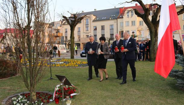 Kwiaty składa delegacja władz miasta z burmistrzem Sławomirem Kowalewskim na czele