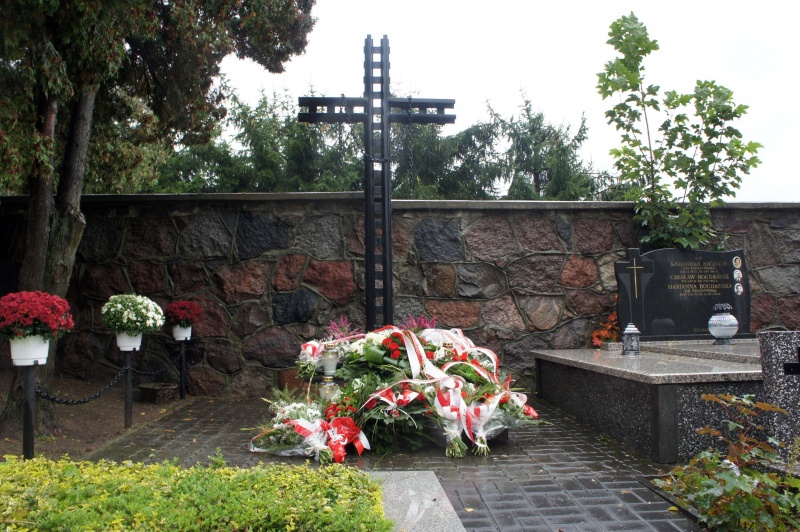 Pomnik Sybiraków na cmentarzu parafialnym w Mławie