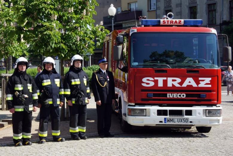 samochód ratownoczo-gaśniczy i strażacy