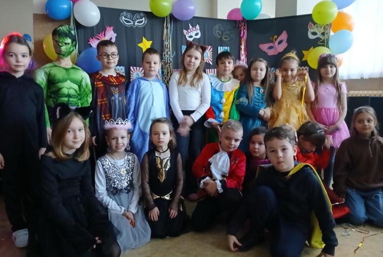 Bal Karnawałowy w Szkole Podstawowej nr 3: przebrania, zabawa i słodki poczęstunek