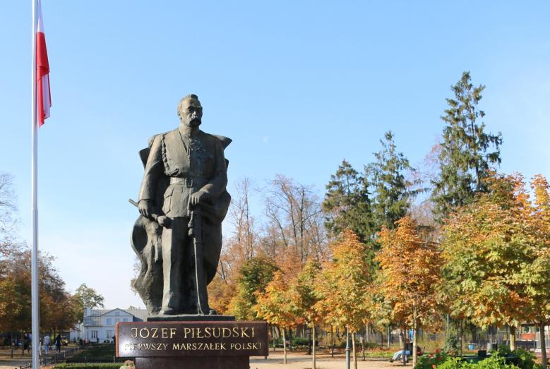 pomnik Józefa Piłsudskiego w parku