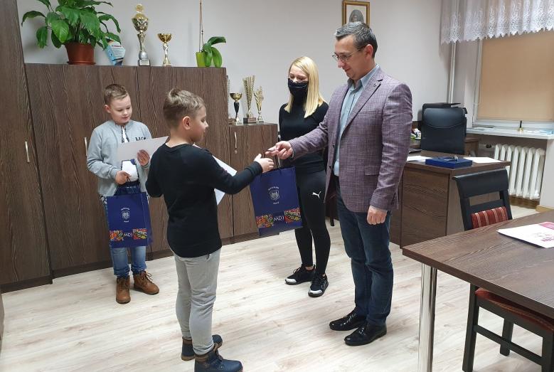 Wyróżnienia w konkursie plastycznym Malowanie muzyką w sp7