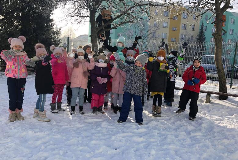 Dokarmiamy ptaki zimą- klasa I b z SP nr 7 w Mławie