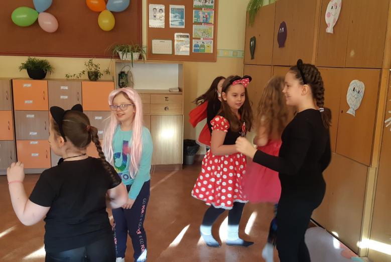 Bal karnawałowy w klasie II a w SP nr 7 w Mławie