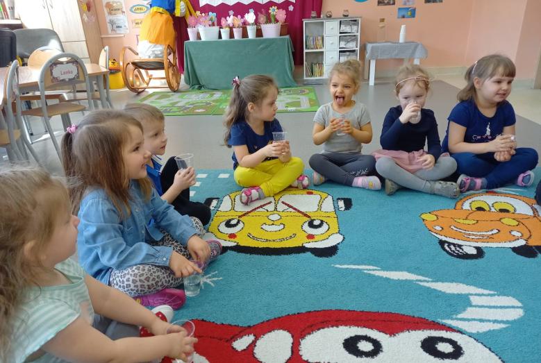 Biedronki z SP nr 2 odchodziły Dzień Wody