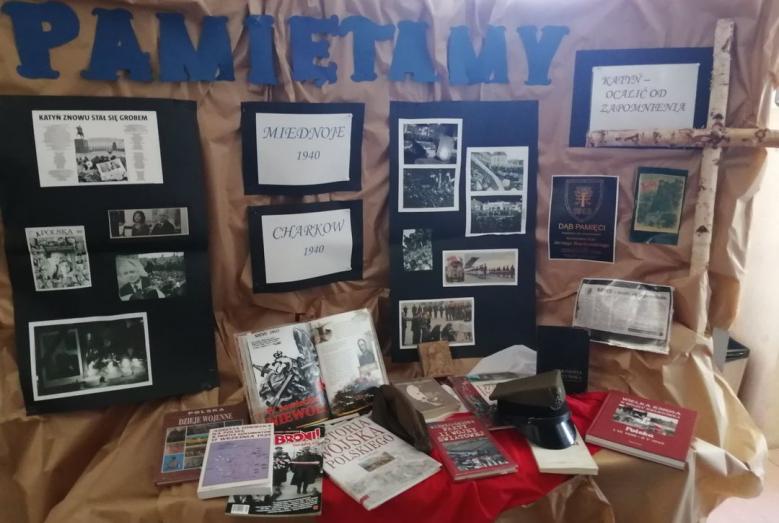 Wystawa zdjęć i albumów poświęconych zbrodni katyńskiej