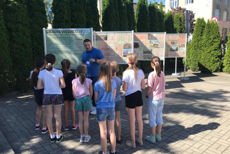 Uczniowie klasy III d z SP nr 7 w Mławie na PIKNIKU ARCHIWALNYM