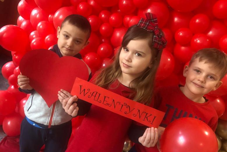 Walentynkowe zabawy przedszkolaków z SP nr 2 w Mławie