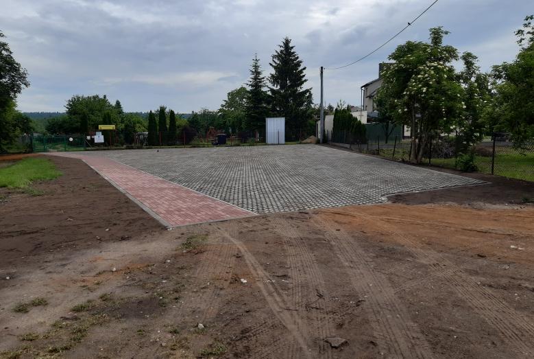 Utwardzony teren przy ogródkach działkowych