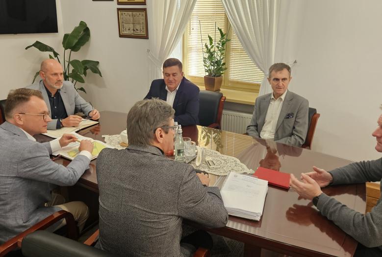 uczestnicy spotkania w urzędzie miasta