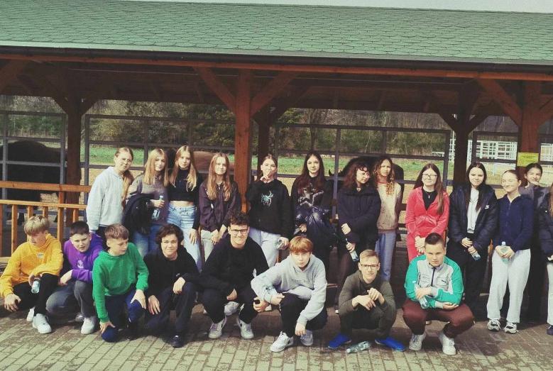 Ekologiczna przygoda uczniów SP nr 3 w Mławie – edukacyjna wyprawa do zagrody żubrów