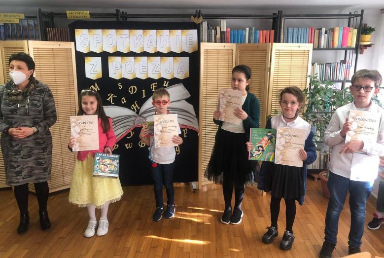 W Szkole Podstawowej nr 2 odbył się Szkolny Konkurs Recytatorski pt. ,,Spotkanie z poezją”