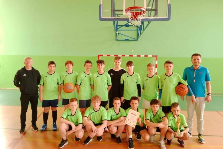 Koszykarze z SP7 mistrzami powiatu w mini koszykówce