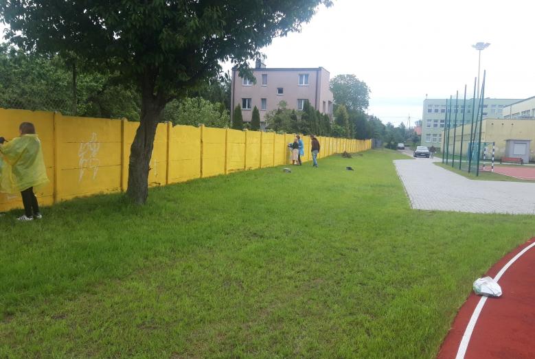 Malowanie muralu przy Szkole Podstawowej nr 7