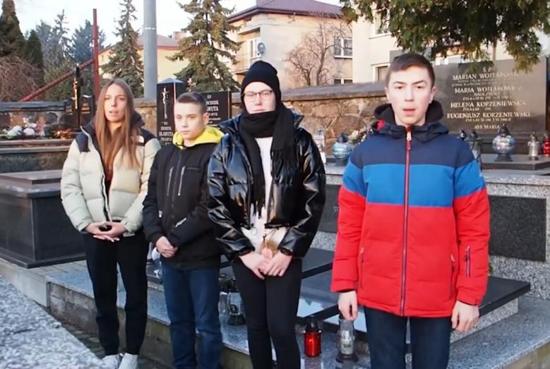 Czworo uczniów Szkoły Podstawowej nr 6 na cmentarzu
