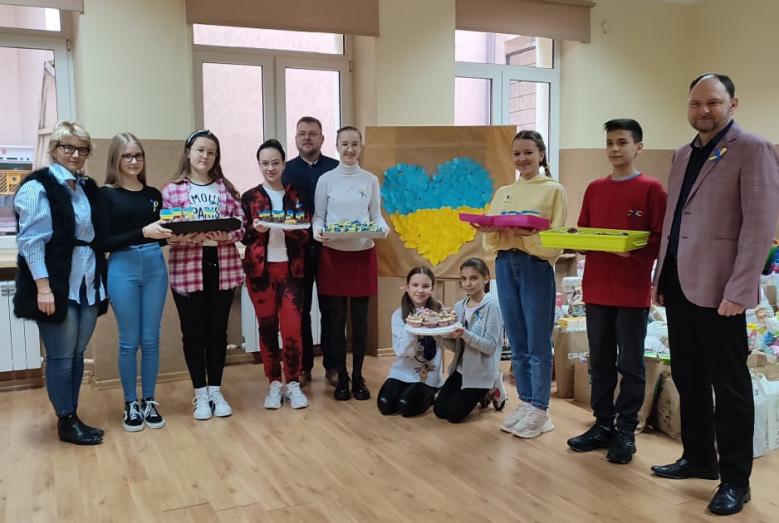 Uczniowie i nauczyciele biorący udział w akcji. Pierwszy z prawej dyrektor Szkoły Podstawowej nr 3 w Mławie Jarosław Jabłonowski