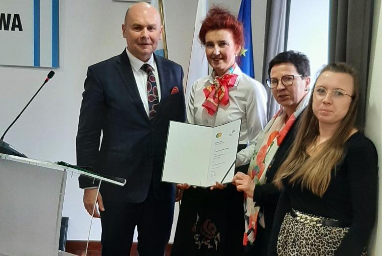 Przekazanie certyfikatu podczas sesji Rady Miasta Mława
