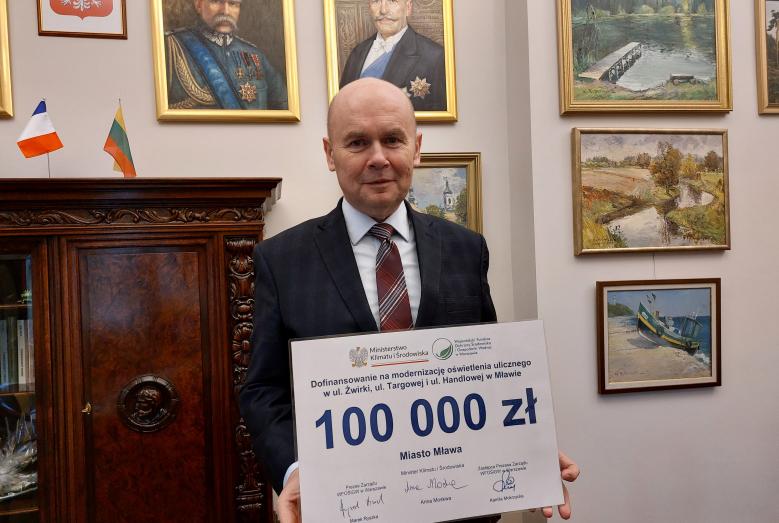 Burmistrz Miasta Mława Sławomir Kowalewski z symbolicznym czekiem