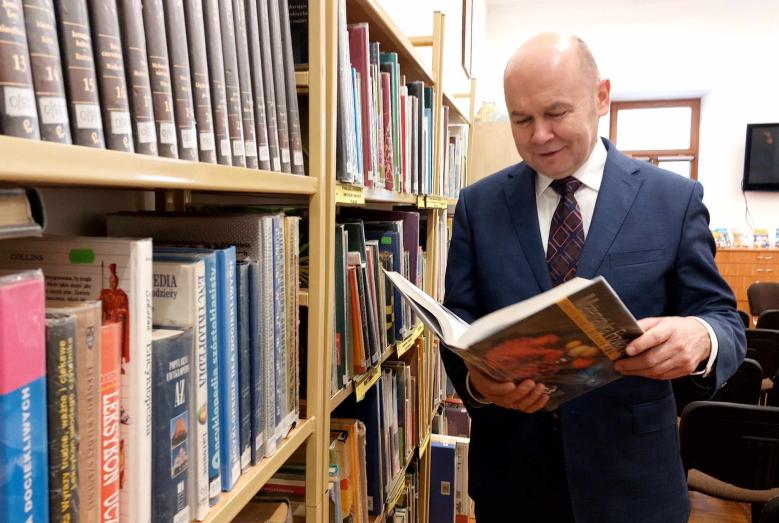 Burmistrz Miasta Mława Sławomir Kowalewski przegląda zbiory