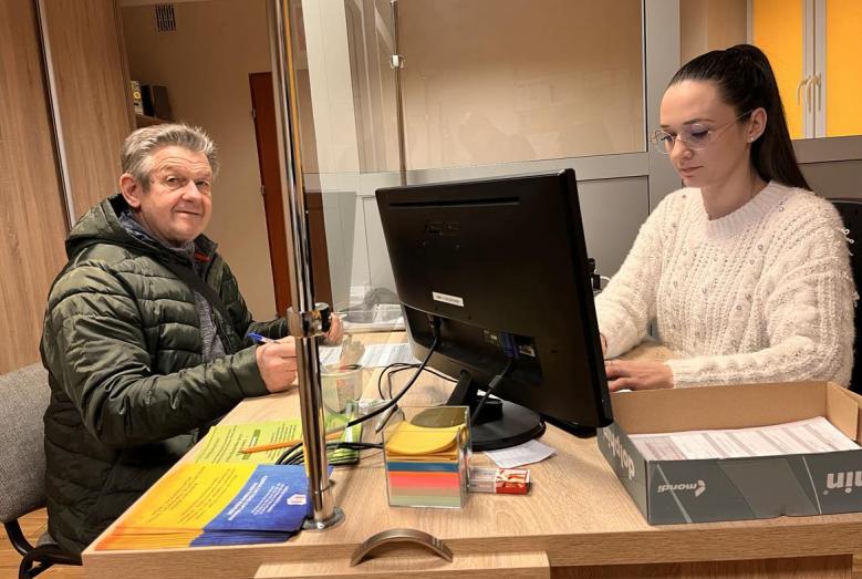 Oosba składająca deklarację w urzędzie