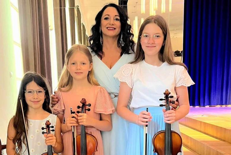 Na zdjęciu od lewej : Nadia Souissi, Małgorzata Danelczyk i Zofia Bratuszewska razem ze swoją profesorką, Iwoną Siwiec