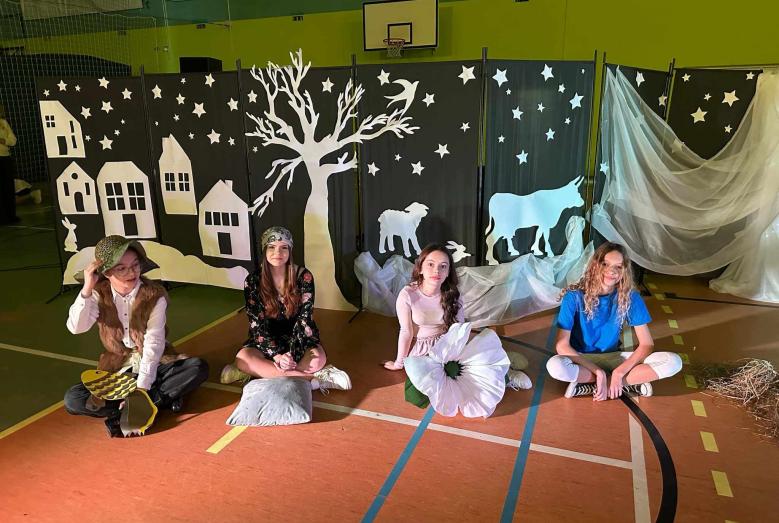 Świąteczne jasełka w SP nr 3 – magia Bożego Narodzenia w sercach dzieci i dorosłych