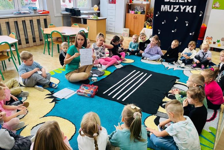 Międzynarodowy Dzień Muzyki z grupy Bratki z SP 2