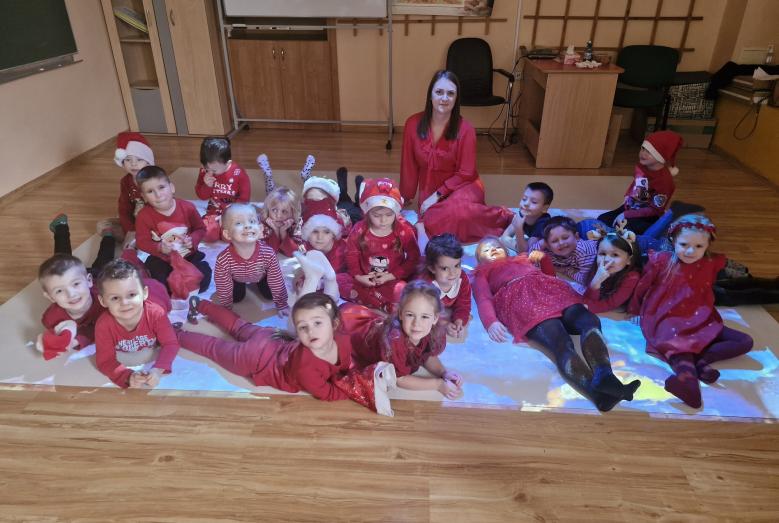 Mikołajkowe zabawy na magicznym dywanie w SP nr 4