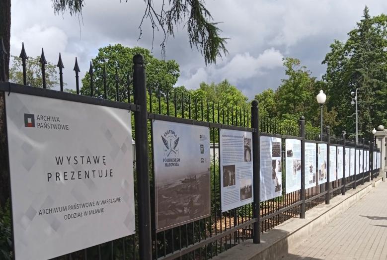 Wystawa mławskiego Oddziału Archiwum Państwowego w Warszawie jest umieszczona na ogrodzeniu parku