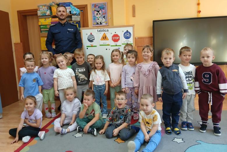 Spotkanie z policjantem z Komendy Policji w Mławie w MPS nr 4