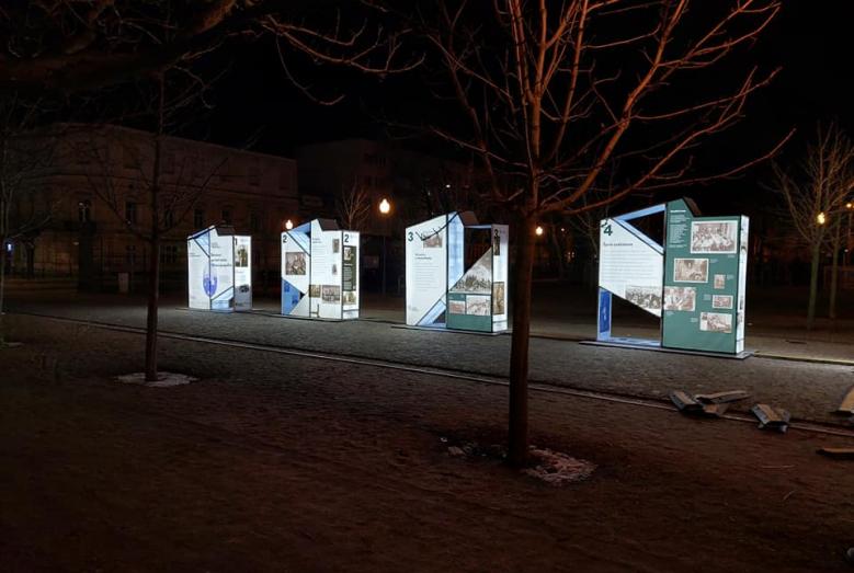 Cztery plansze wystawy nocą