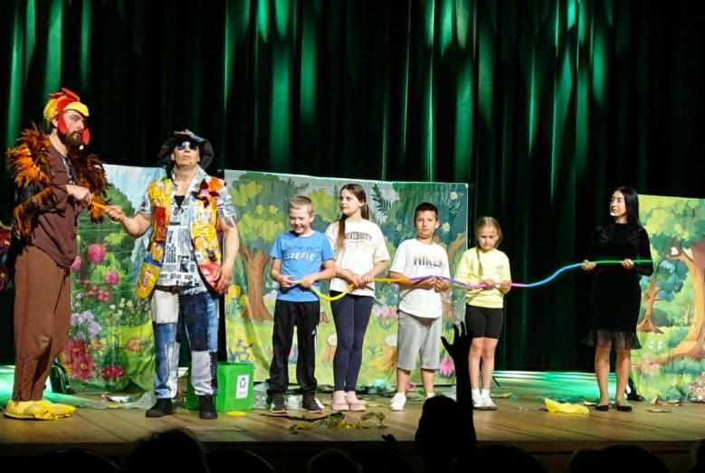 Spektakl ekologiczny "Przygody Eko-czarodzieja" z udziałem uczniów klas I-III z ZPO nr 3 