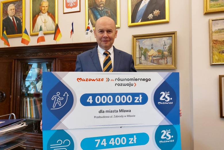 Burmistrz Miasta Mława Sławomir Kowalewski z symbolicznymi czekami