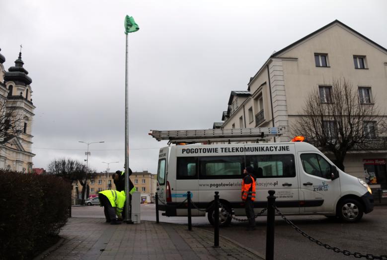 montaż kamery u zbiegu ulic Bolesława Chrobrego i Stary Rynek