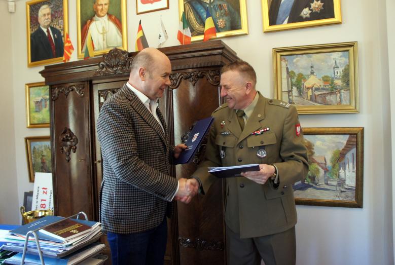 Burmistrz Miasta Mława Sławomir Kowalewski i Wojskowy Komendant Uzupełnień w Ciechanowie ppłk. Grzegorz Marcińczak