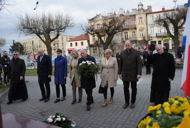 Składanie kwiatów pod pomnikiem św. Wojciecha