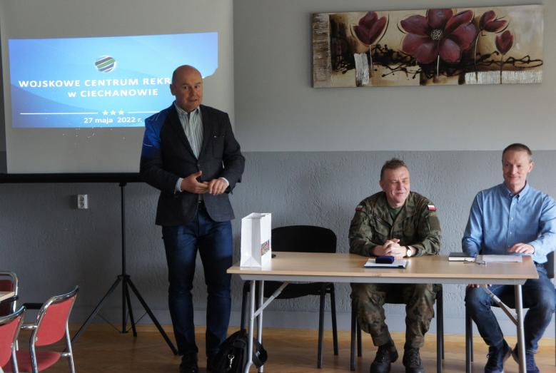 Burmistrz Miasta Mława Sławomir Kowalewski, Szef Wojskowego Centrum Rekrutacji w Ciechanowie ppłk mgr inż. Grzegorz Marcińczak i Inspektor ds. Zarządzania Kryzysowego SO i OC Urzędu Miasta Mława Andrzej Fafiński
