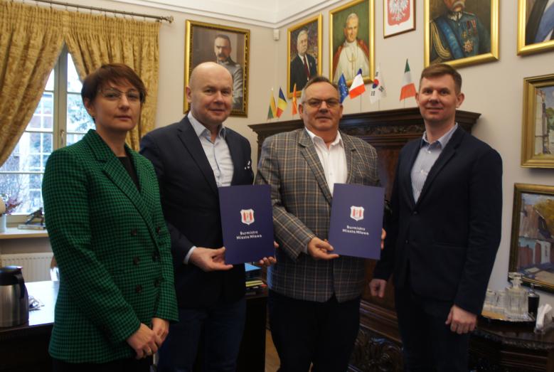 władze miasta z przedstawicielami firmy KRUSZ-BET PLUS tuż po podpisaniu umowy na przebudowę ul. Powstańców Wielkopolskich