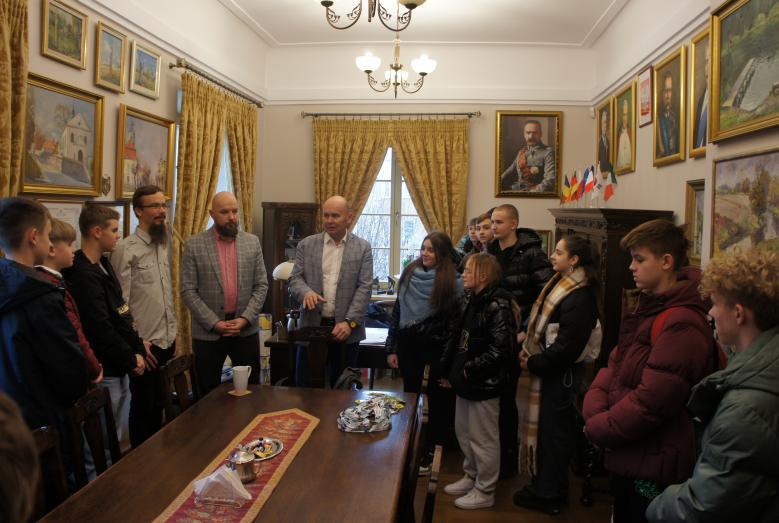 ósmoklasiści w gabinecie burmistrza