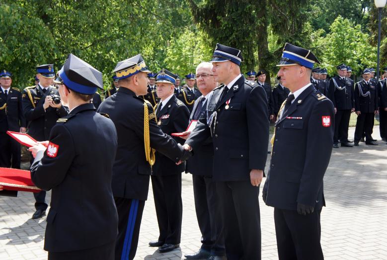 Wręczanie odznaczeń podczas apelu w parku