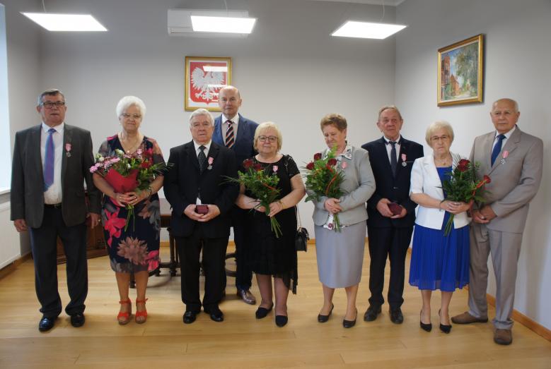 Odznaczone pary i burmistrz Sławomir Kowalewski