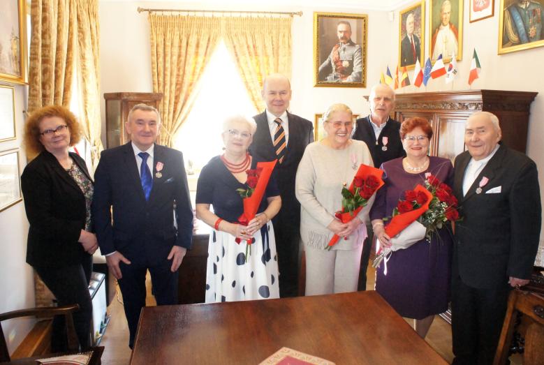 Jubilaci podczas uroczystości w gabinecie Burmistrza Miasta Mława