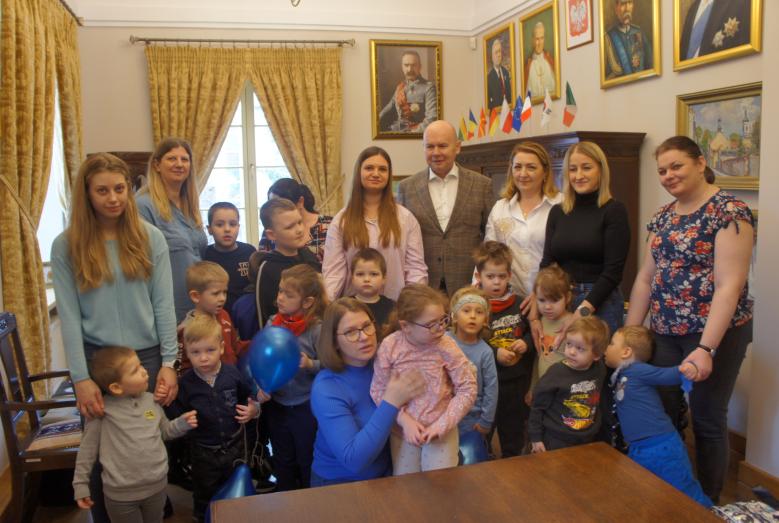 Dzieci z Przedszkola Terapeutycznego Dobre Miejsce z opiekunami i burmistrzem Sławomirem Kowalewskim