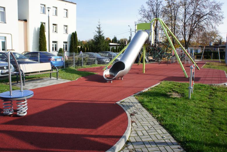 plac zabaw przy Szkole Podstawowej nr 3 w Mławie
