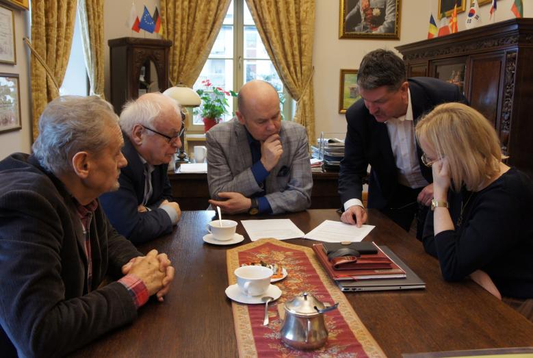 Burmistrz i przedstawiciele spółdzielni oraz PEC-u