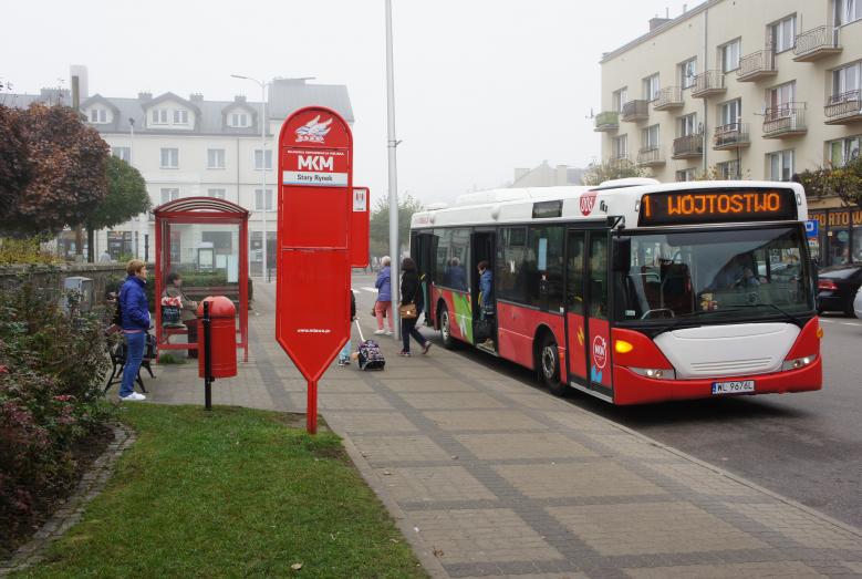 Autobus Mławskiej Komunikacji Miejskiej przy przystanku na Starym Rynku